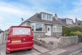Dwellcome Home Ltd 3 Bedroom House, 2 Kings 1 Double, Garden, Free Driveway Parking, Fast WIFI, Ideal for Long Term Contractor, etc Stays, Regular Housekeeping Option - See Our Site for Assurance